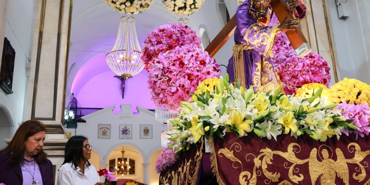 Presidenta (E) hace un llamado a la paz y al reencuentro nacional desde la Basílica de Santa Teresa
