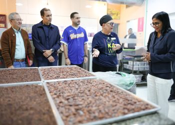 Presidenta (E) impulsa el motor agroindustrial con visita a la chocolatería artesanal «Cakawa»
