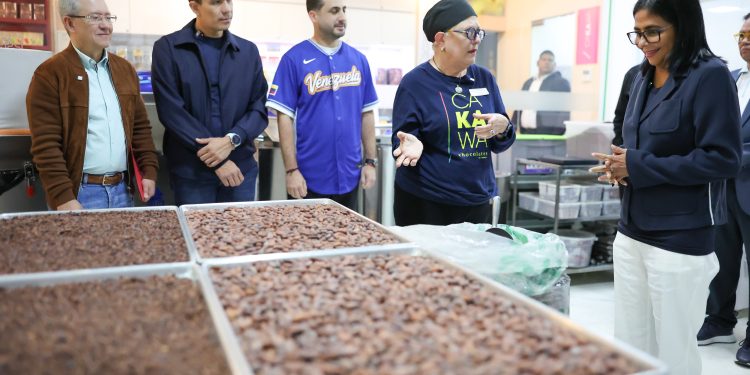 Presidenta (E) impulsa el motor agroindustrial con visita a la chocolatería artesanal «Cakawa»