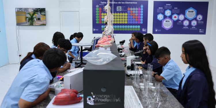 Presidenta (E) entrega rehabilitada la Escuela Técnica «Luis Razetti» y vincula a estudiantes con sectores estratégicos