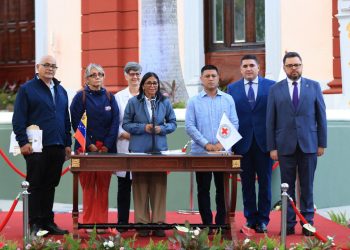 Presidenta (E) promulga Ley de la Cruz Roja Venezolana y gradúa a más de 1.600 médicos en su día