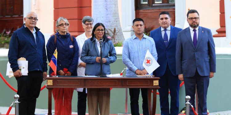 Presidenta (E) promulga Ley de la Cruz Roja Venezolana y gradúa a más de 1.600 médicos en su día
