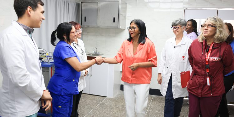 "Que el pueblo sepa que hay quien lo atienda" Presidenta (E) Delcy Rodríguez 1 «Que el pueblo sepa que hay quien lo atienda» Presidenta (E) Delcy Rodríguez