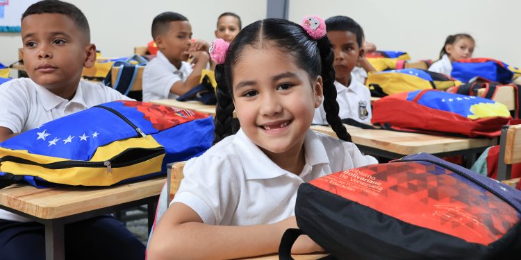 Presidenta (E) Rodríguez supervisó rehabilitación integral de escuela en Petare y reiteró: “Sin sanciones, los recursos van a escuelas, hospitales y servicios públicos”