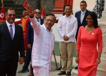 Presidenta (E) Delcy Rodríguez recibe a Gustavo Petro en Miraflores para impulsar la agenda binacional