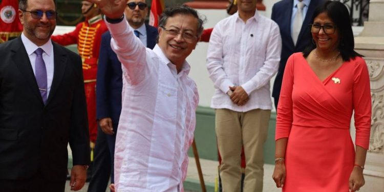 Presidenta (E) Delcy Rodríguez recibe a Gustavo Petro en Miraflores para impulsar la agenda binacional