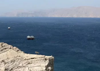 Irán suspende el tráfico de crudo por Estrecho de Ormuz tras nuevos ataques
