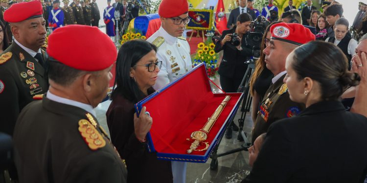 (+Fotos) Presidenta (E) preside Capilla Ardiente en honor al General de Brigada Helmer David Prato Veloz