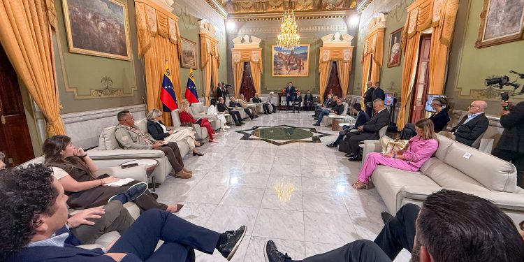 Delcy Rodríguez convoca al Foro Interreligioso a hacer de Venezuela un santuario de paz y fe
