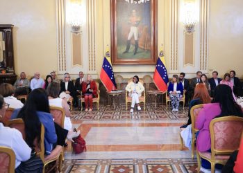 Presidenta (E) firma Acuerdo de Paz con mujeres de todos los sectores políticos