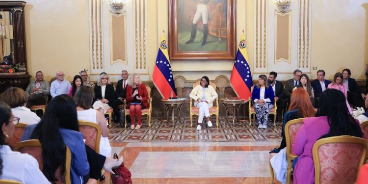Presidenta (E) firma Acuerdo de Paz con mujeres de todos los sectores políticos
