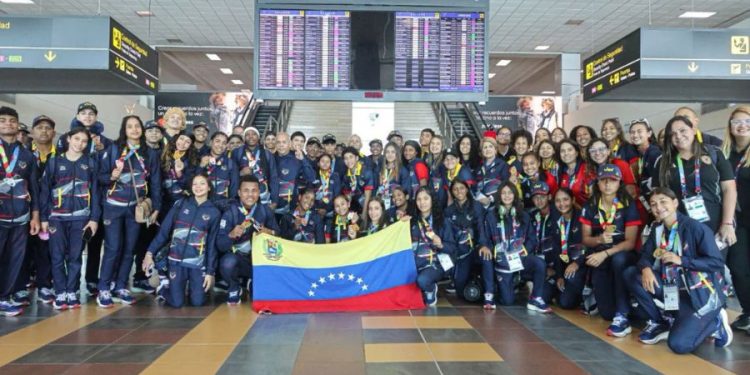 Segunda avanzada de atletas criollos llega a Panamá para el cierre de los Suramericanos de la Juventud