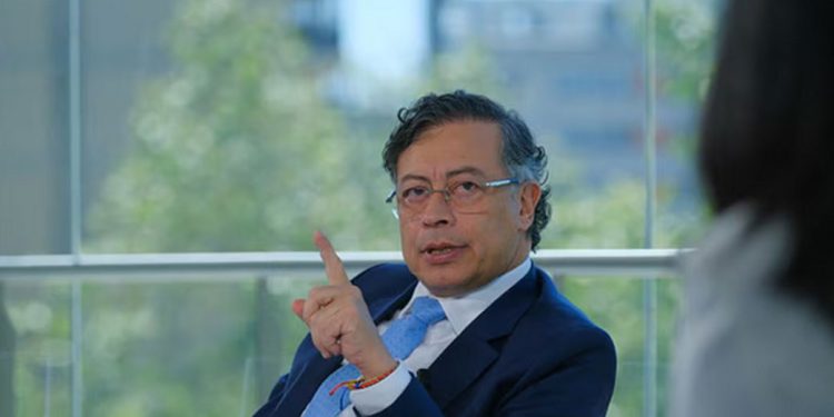 Petro denuncia plan de desestabilización en Colombia con armamento proveniente de Ecuador