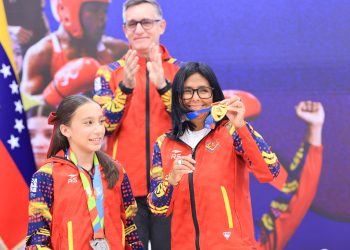 “Ustedes son el futuro y la grandeza de la nación”: Presidenta (E) recibe con emoción a la delegación que hizo vibrar al país en los Suramericanos de la Juventud
