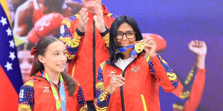 “Ustedes son el futuro y la grandeza de la nación”: Presidenta (E) recibe con emoción a la delegación que hizo vibrar al país en los Suramericanos de la Juventud