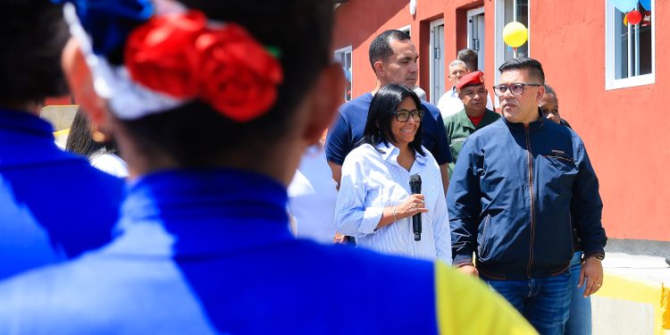 Presidenta (E) Delcy Rodríguez instruye plan de recuperación de fachadas, ascensores e impermeabilización en edificios de Caracas
