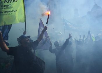 Argentinos se movilizan en Buenos Aires contra la reforma laboral de Javier Milei