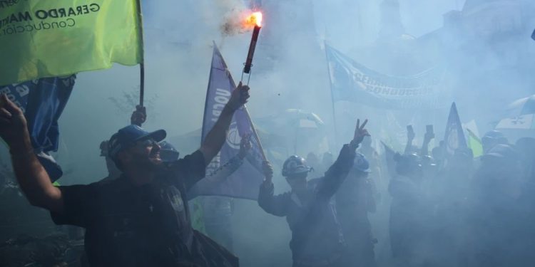 Argentinos se movilizan en Buenos Aires contra la reforma laboral de Javier Milei