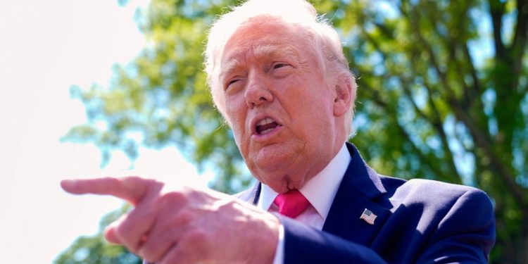 Trump anuncia aranceles del 25 % a vehículos de la Unión Europea