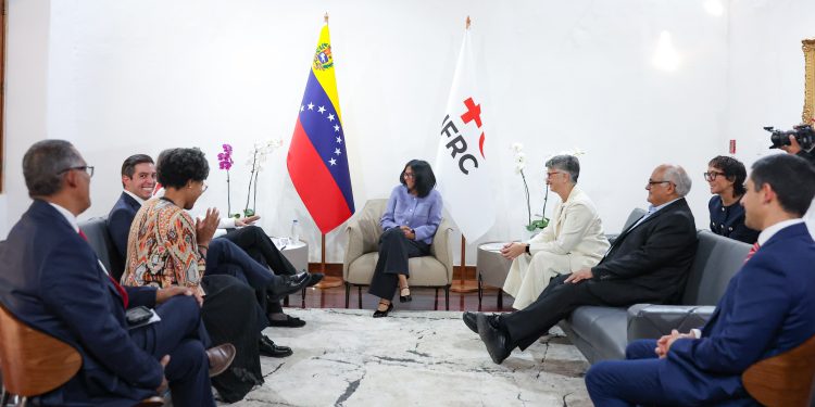 Presidenta (E) se reúne con Kate Forbes y altas autoridades de la Cruz Roja y Media Luna Roja