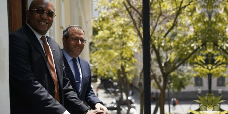 Canciller Yván Gil: «Se abre un ciclo de beneficios mutuos entre Venezuela y Surinam»