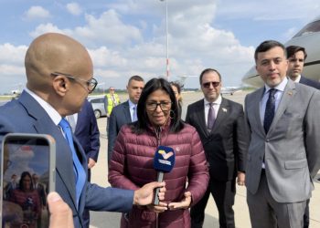 Presidenta (E) Delcy Rodríguez tras aterrizar en Países Bajos: “Venezuela es la única titular de la Guayana Esequiba”