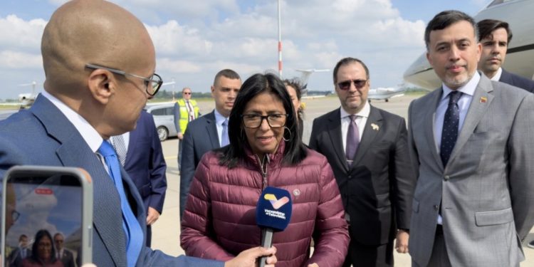 Presidenta (E) Delcy Rodríguez tras aterrizar en Países Bajos: “Venezuela es la única titular de la Guayana Esequiba”