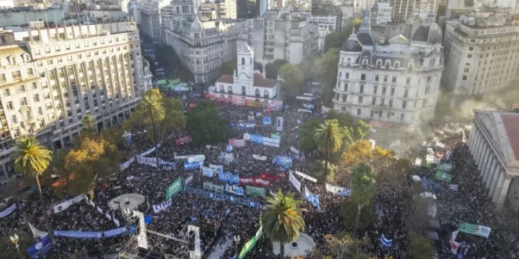 Multitudinario rechazo en Argentina al ajuste educativo de Milei