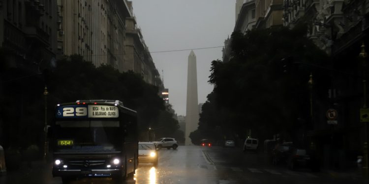 Caos vehicular y apagón en Argentina por incendio de subestación eléctrica