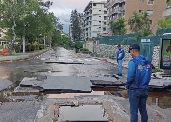 Fuertes presiones de agua provocan rotura de tubería en El Cafetal e interrumpen el servicio