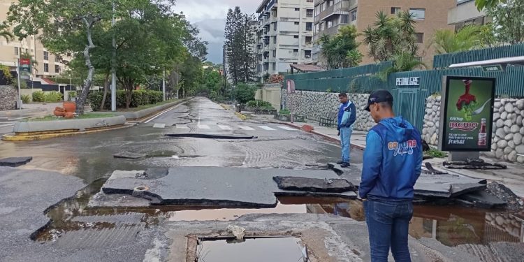 Fuertes presiones de agua provocan rotura de tubería en El Cafetal e interrumpen el servicio