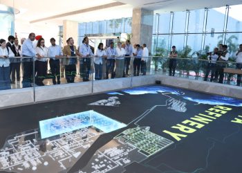 Presidenta encargada de Venezuela inspecciona la refinería más grande del mundo en Jamnagar