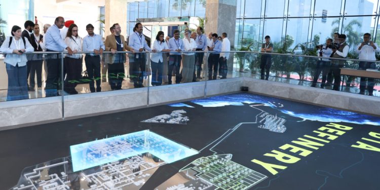 Presidenta encargada de Venezuela inspecciona la refinería más grande del mundo en Jamnagar