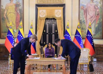 Presidenta (E) Delcy Rodríguez lidera firma de alianza estratégica entre PDVSA y Repsol para apuntalar la producción energética