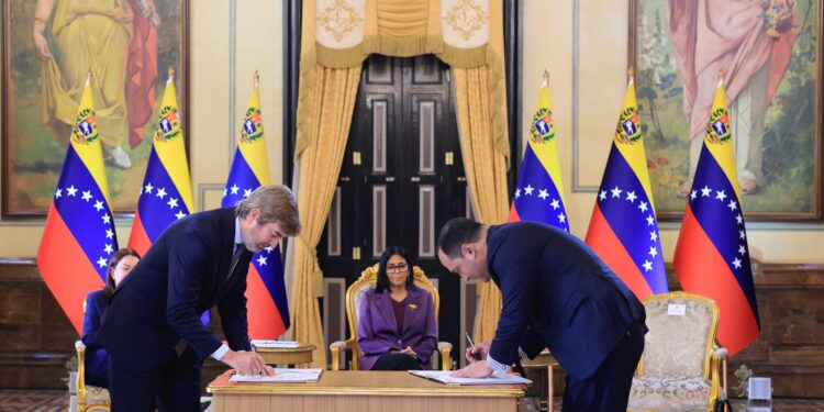 Presidenta (E) Delcy Rodríguez lidera firma de alianza estratégica entre PDVSA y Repsol para apuntalar la producción energética