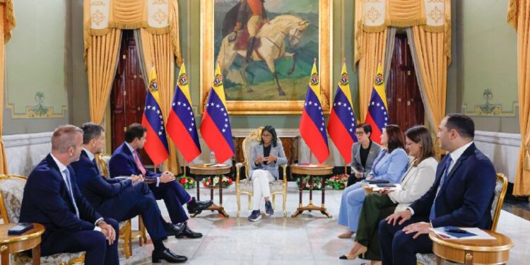 Presidenta (E) Delcy Rodríguez sostiene reunión estratégica con la corporación global Trafigura