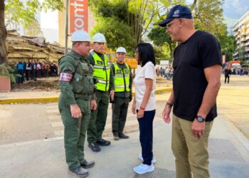 Presidenta (E) Delcy Rodríguez inspecciona zonas afectadas en Chacao y supervisa labores de rescate y remoción de escombros