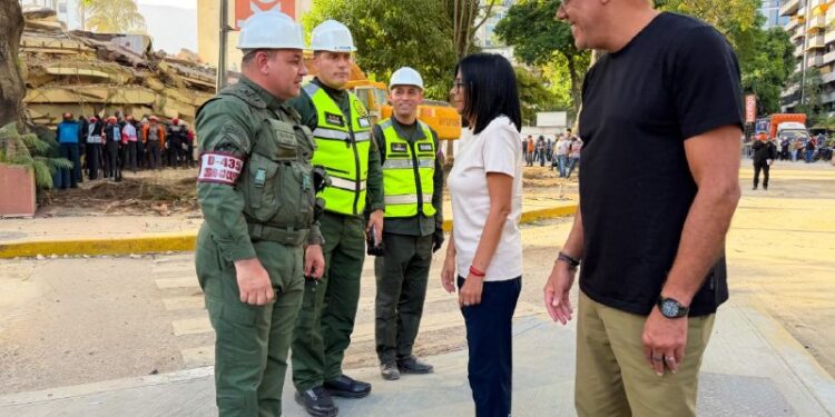 Presidenta (E) Delcy Rodríguez inspecciona zonas afectadas en Chacao y supervisa labores de rescate y remoción de escombros