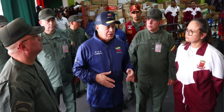 Cabello destaca atención integral, organización popular y solidaridad en centro de acopio de La Guaira