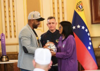 Presidenta (E) Delcy Rodríguez ordena extensión de la Superliga de Baloncesto a seis meses y condecora a los campeones de la temporada 2026 3 Presidenta (E) Delcy Rodríguez ordena extensión de la Superliga de Baloncesto a seis meses y condecora a los campeones de la temporada 2026