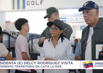 “No están solos”: Presidenta (E) Delcy Rodríguez ofrece mensaje de esperanza a damnificados en refugio de La Guaira