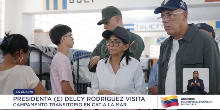 “No están solos”: Presidenta (E) Delcy Rodríguez ofrece mensaje de esperanza a damnificados en refugio de La Guaira