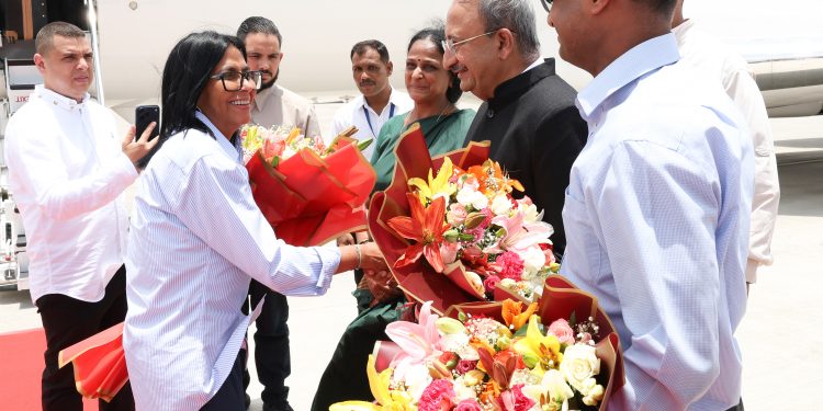 Presidenta Encargada de Venezuela arriba a Jamnagar recibida por autoridades locales