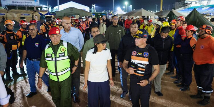 Unión y esperanza: Presidenta (E) Delcy Rodríguez recorre el estadio García Carneiro junto a equipos internacionales de rescate
