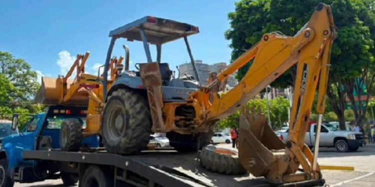 Gobierno Nacional despliega maquinaria pesada en la Colonia Tovar para labores de contingencia
