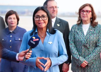 Presidenta (E) Delcy Rodríguez arriba a Nueva Delhi con un mensaje de paz y amistad para la India 