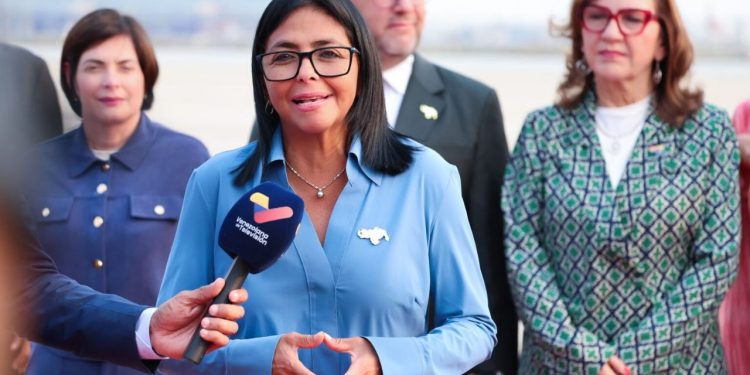 Presidenta (E) Delcy Rodríguez arriba a Nueva Delhi con un mensaje de paz y amistad para la India 