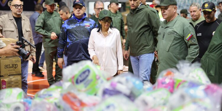 Gobierno Bolivariano despliega centro de acopio principal en La Guaira para atender a familias afectadas por las lluvias