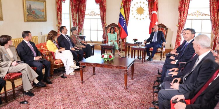 Presidenta (E) Delcy Rodríguez se reúne con el Presidente de Turquía en el Palacio de Dolmabahçe