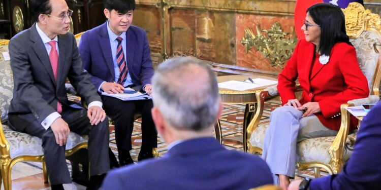 Canciller vietnamita y Presidenta Encargada de Venezuela revisan agenda de cooperación en agricultura, energía y telecomunicaciones